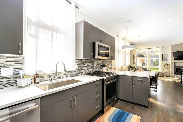 Modern 3 Bedroom in Queen Anne with Rooftop + AC gallery image 5