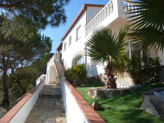 Luxury villa with amazing sea views gallery image 2