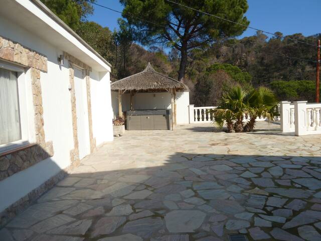 Luxury villa with amazing sea views gallery image 5