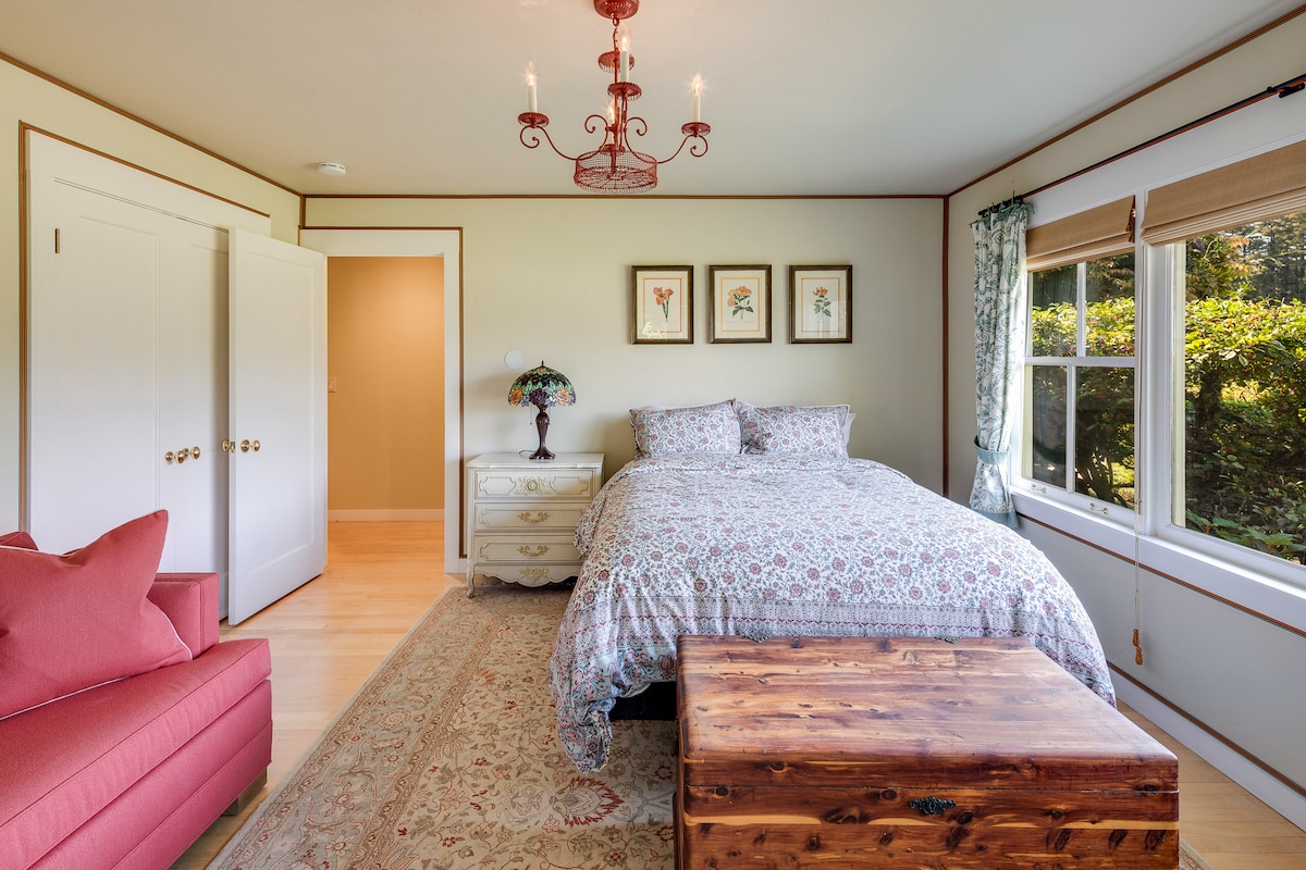 Habitación de invitados en el nivel inferior con cama tamaño queen, sofá futón y baño privado.