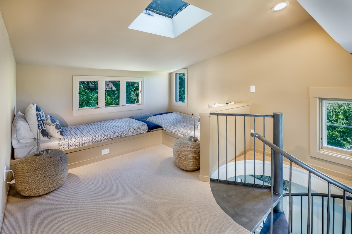 Loft de la casa de huéspedes con dos camas individuales.