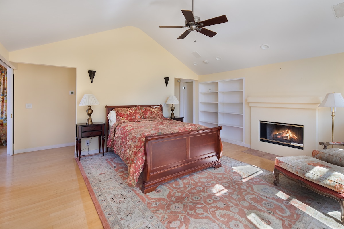 Dormitorio principal en la planta superior con cama tamaño queen, oficina, balcón y baño privado.