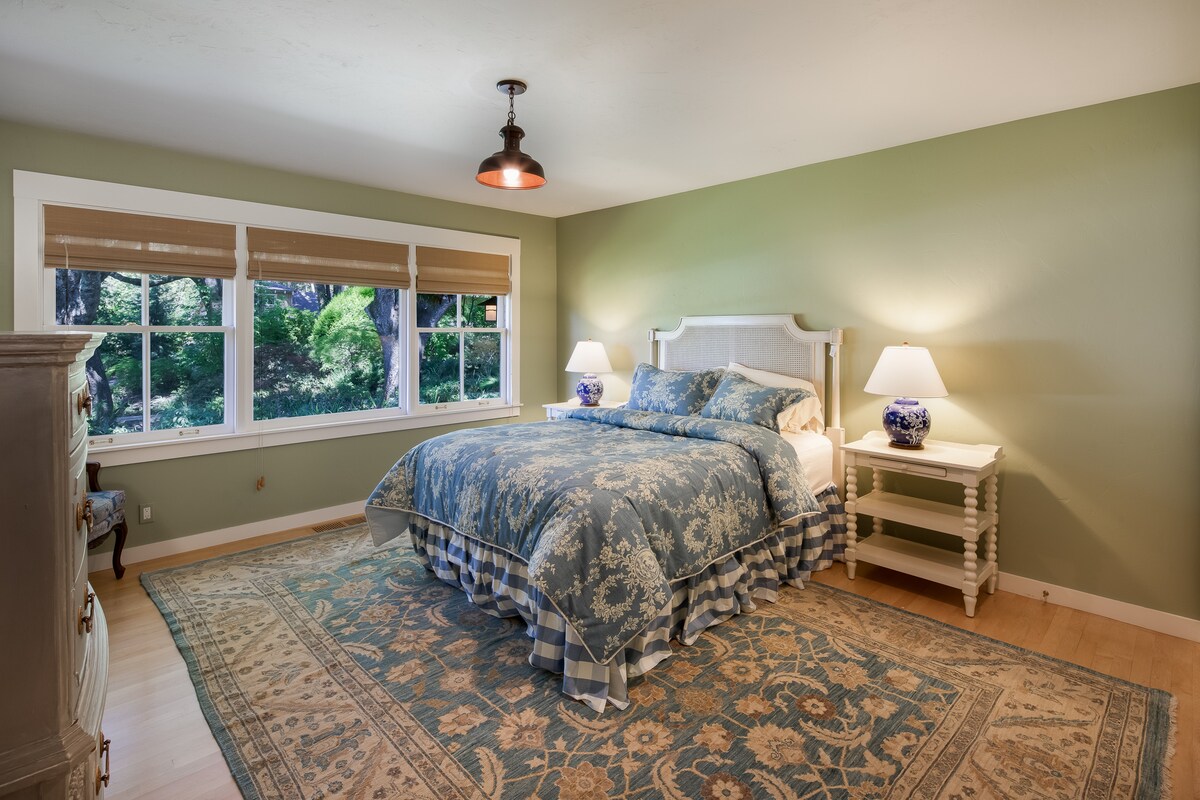 Habitación de invitados en el nivel inferior con cama tamaño queen y baño privado.