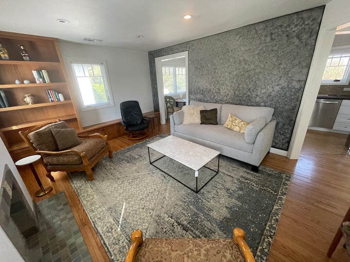 North Of Montana Gated Luxury 1-bdrm Guest House - Santa Monica, CA