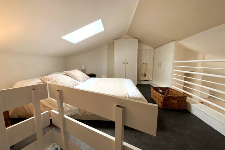 บริเวณชั้นลอย (มุมกว้าง)