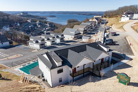 Indoor and Outdoor Pools! Lake View! Sleeps 38!