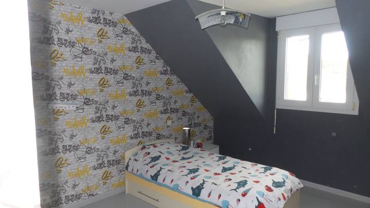 חדר שינה לילדים בקומה השנייה, המצויד במיטת מגירה עם מזרן נוח מאוד