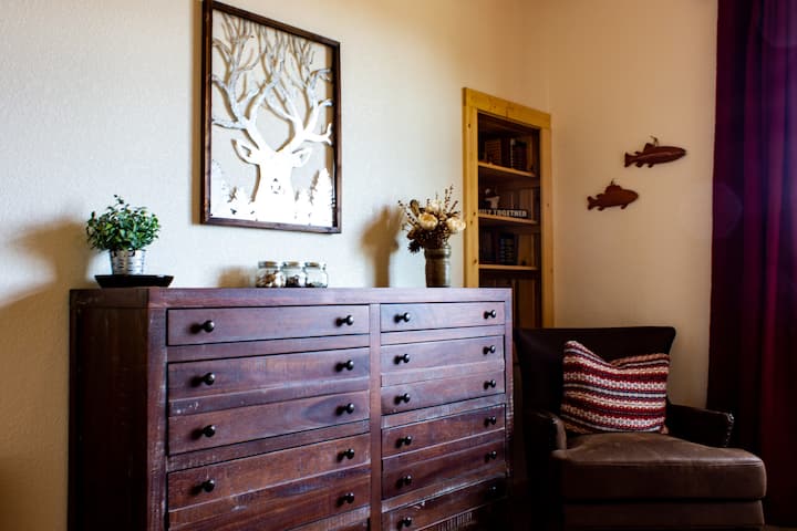 בחדר השינה הראשי יש כיסא נחמד אם אתם רוצים מקום שקט ופרטי לקרוא בו.  בשידה יש מצעים נוספים במגירות התחתונה.