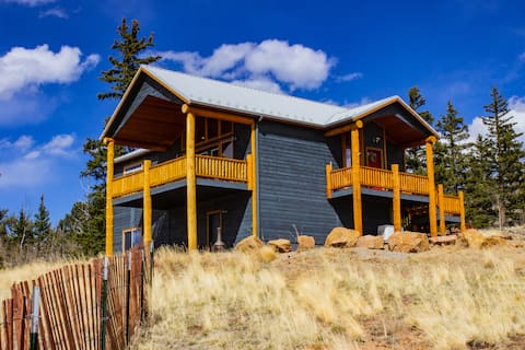 Cozy 2 bedroom cabin with AMAZING mountain views.