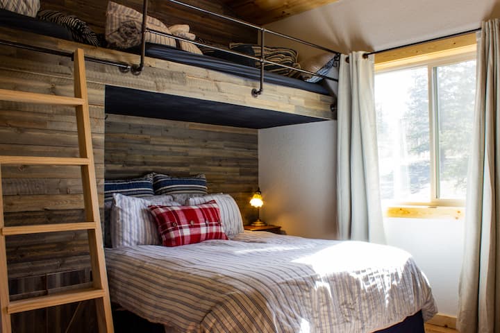 בחדר השינה של האורחים יש מיטת קווין סייז זוגית על הרצפה ומיטות זוגיות מעליהן. סולם קומותיים תלוי מאחורי דלת חדר השינה כאשר הוא לא בשימוש.