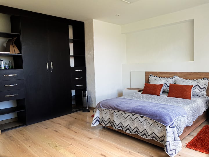 Alcoba principal. Cama Quuen, TV,  comodo armario y baño privado. Cuenta con una hermosa vista. 