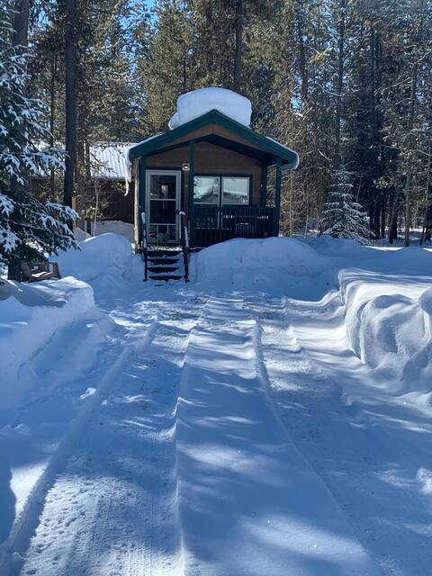 Small Private Cabin - 1 Bed w/ Queen Sleeper Sofa