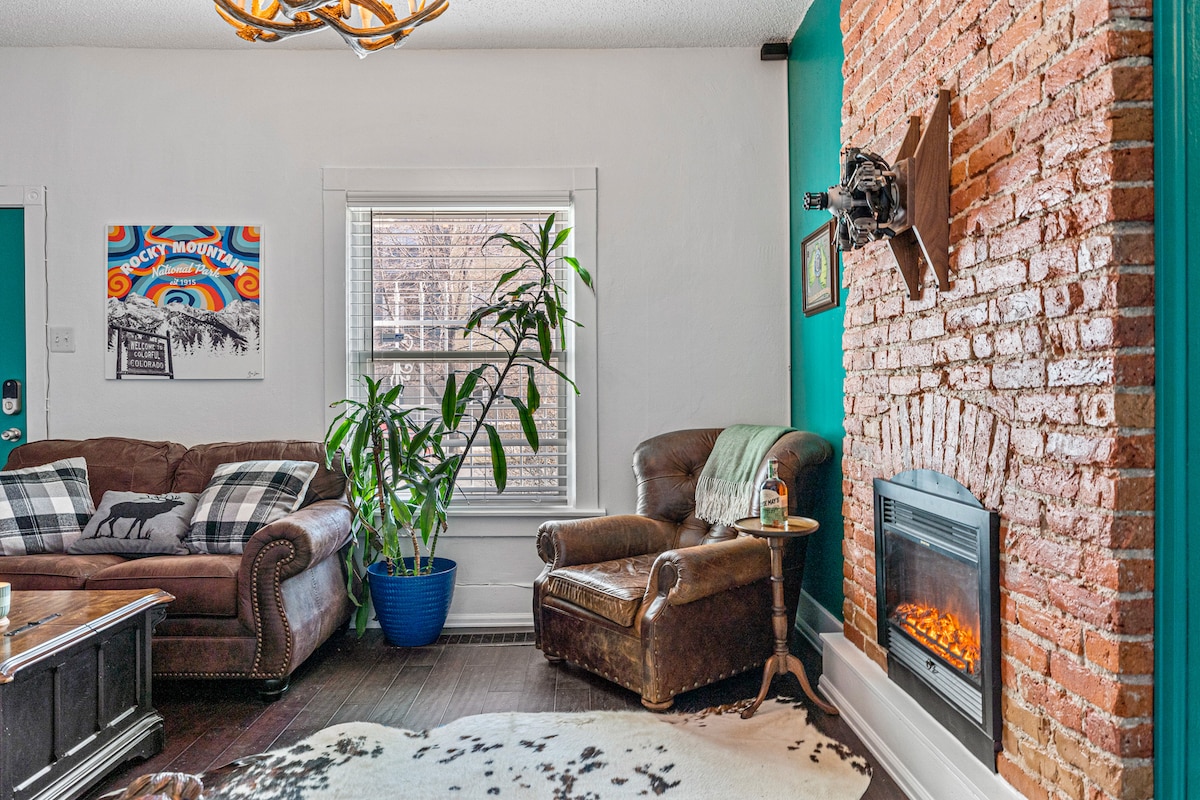 *HOT TUB*Firepit*Pool Table*Patio* Downtown Denver