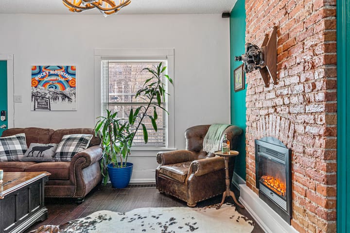 *HOT TUB*Firepit*Pool Table*Patio* Downtown Denver