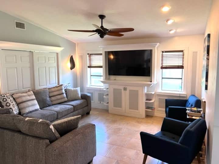 Casa Coral🐠sun☀️heated Pool🌊canal🛶kayak🏝entertain - Cape Coral, FL