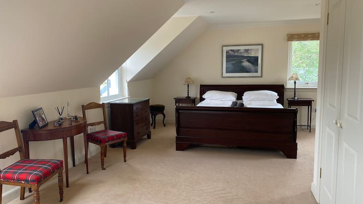 غرفة النوم الرئيسية الفسيحة