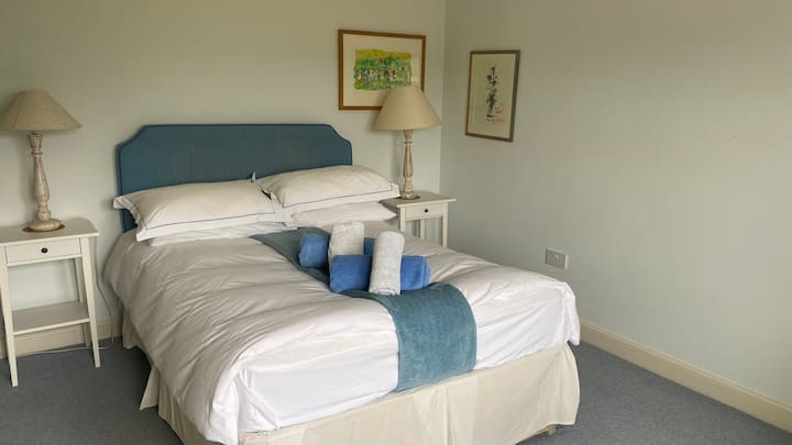 غرفة نوم مزدوجة في الطابق السفلي