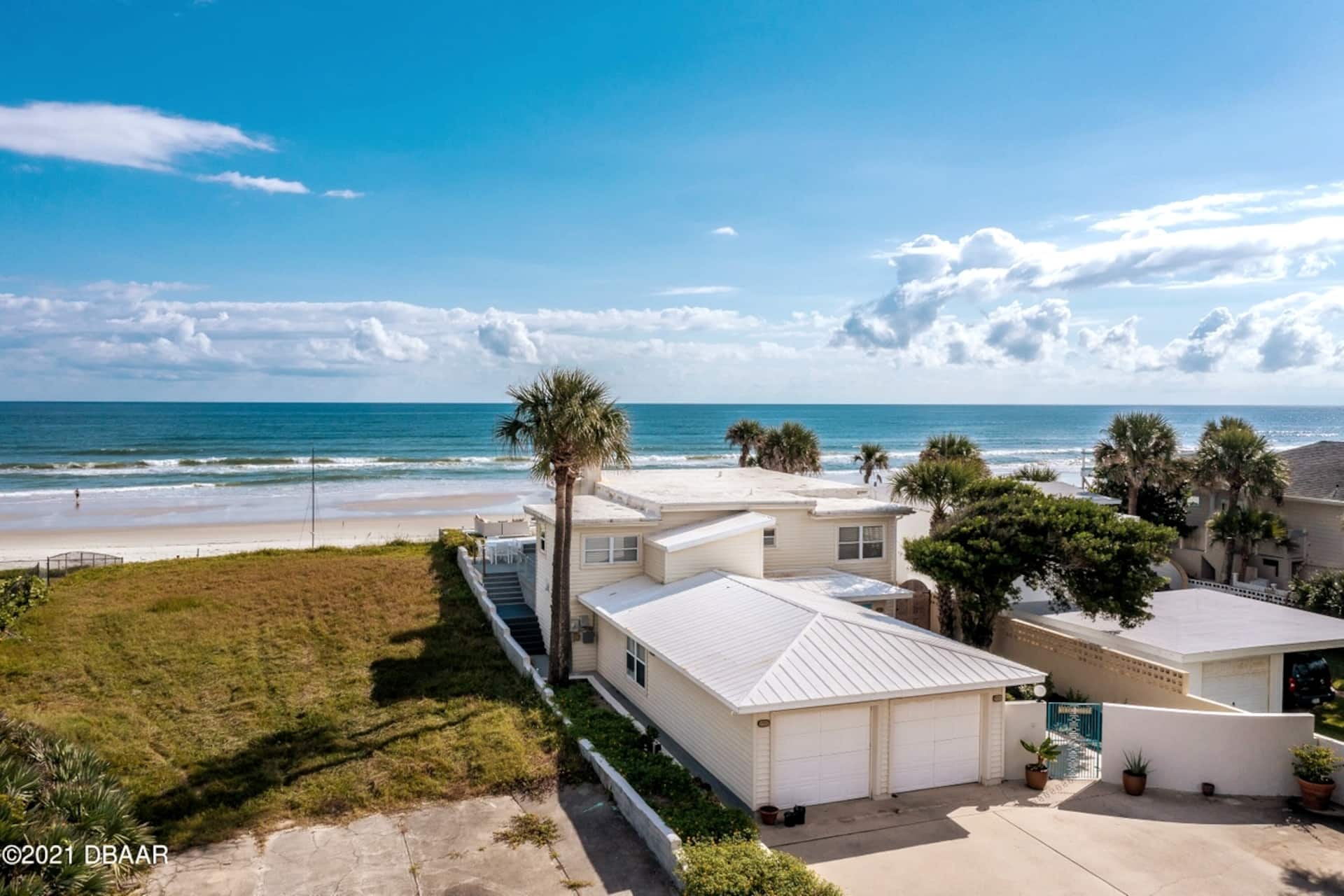 Large Luxury Beach Front House. Ocean Front Living