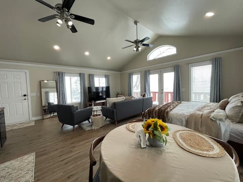 Top Airbnb: Remodeled studio with King bed and fast wifi in Cottonwood Heights