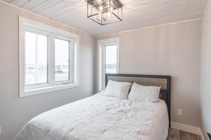 Spálňa na hlavnom poschodí - manželská posteľ, nočné stolíky a šatník