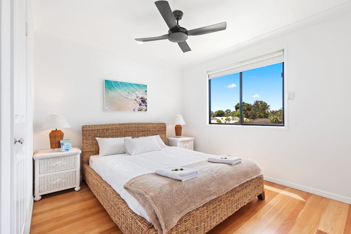 El segundo dormitorio tiene una encantadora cama tamaño queen y mucho espacio en el armario para guardar tus pertenencias.
