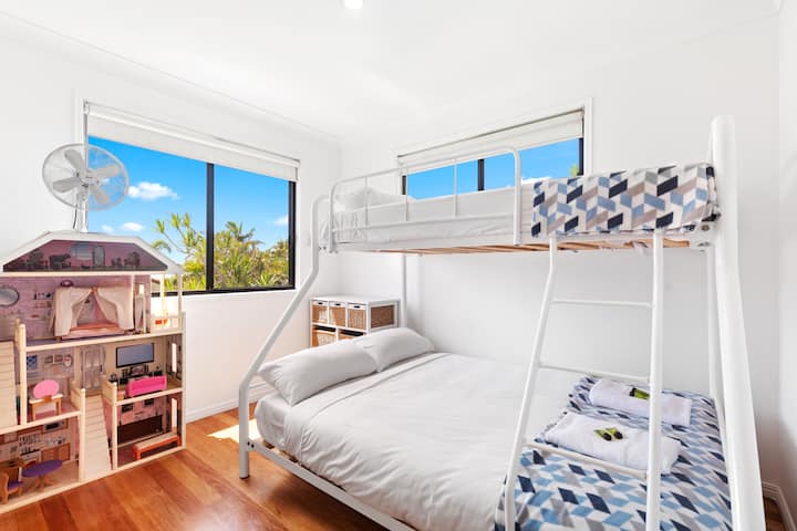 Ideal para aquellos que viajan con niños, el cuarto dormitorio contiene una litera combinada con una cama doble en la parte inferior y una individual arriba.
