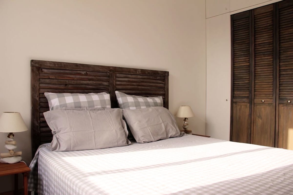 غرفة نوم بسرير مزدوج