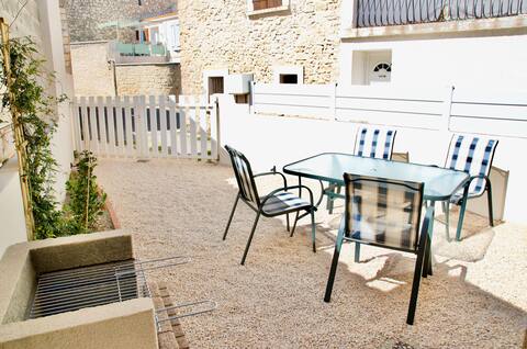 Air-conditioned house with courtyard - L 'Échasse Blanche