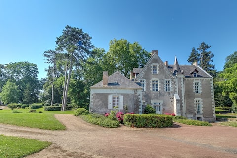 Beautiful castle on the banks of the Mayenne 18 people