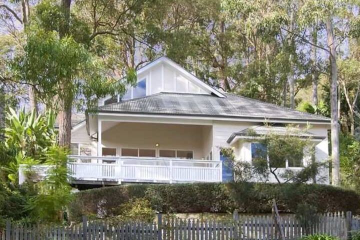Beach house overlooking Pittwater gallery image 2