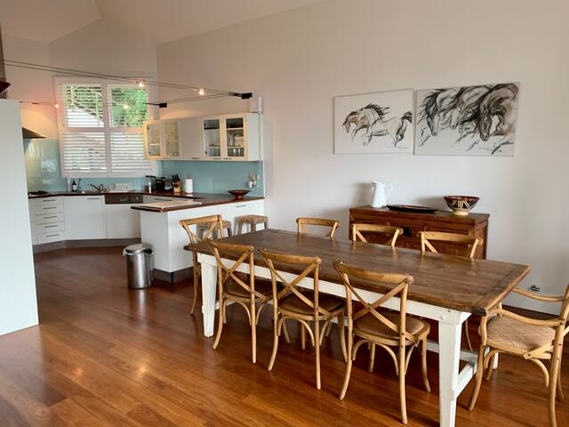 Beach house overlooking Pittwater gallery image 5