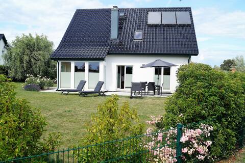 Lot of space, close to beach, modern house, quiet