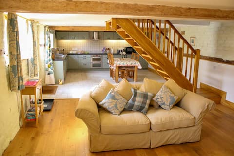 Successful Airbnb property: Birdsnest Cottage - Converted 17th Century Barn in Tewkesbury