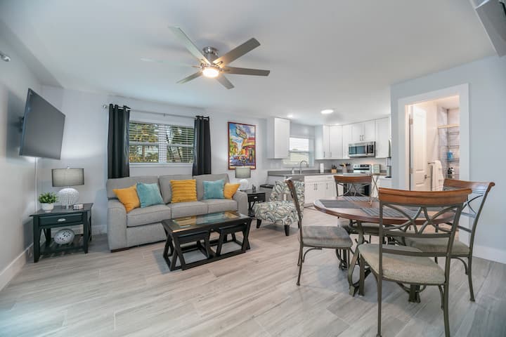 Отворена концептуална кујна и дневна соба со54-инчен паметен телевизор