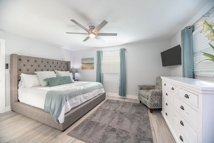 1 од 6 спални соби. Брачен кревет (широк 150-179 см) со соседна бања