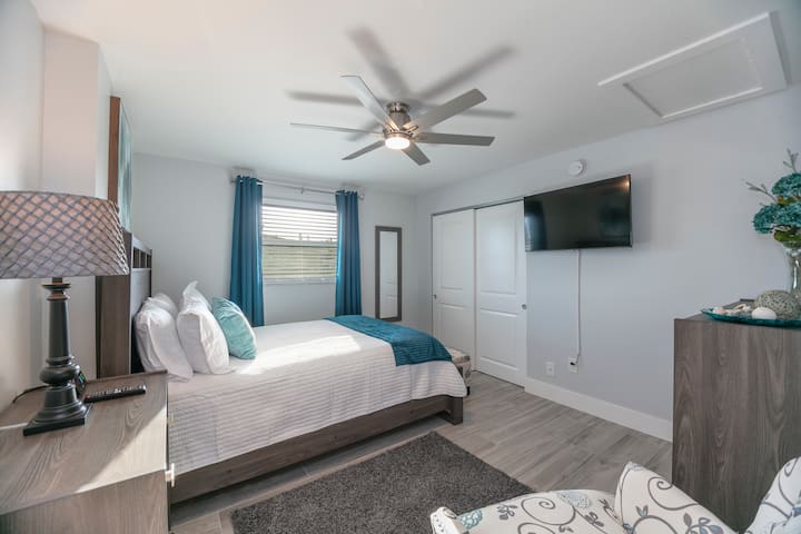 חדר שינה שני עם טלוויזיה חכמה בגודל 43אינץ' ומיטת קווין סייז.