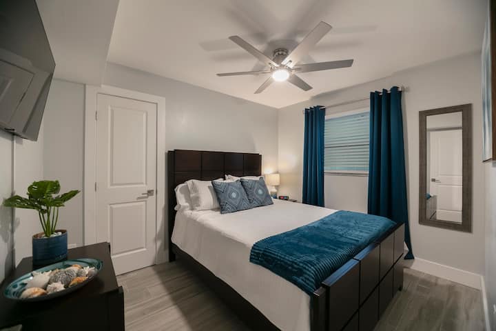 Брачен кревет (широк 150-179 см) со 43-инчен паметен телевизор