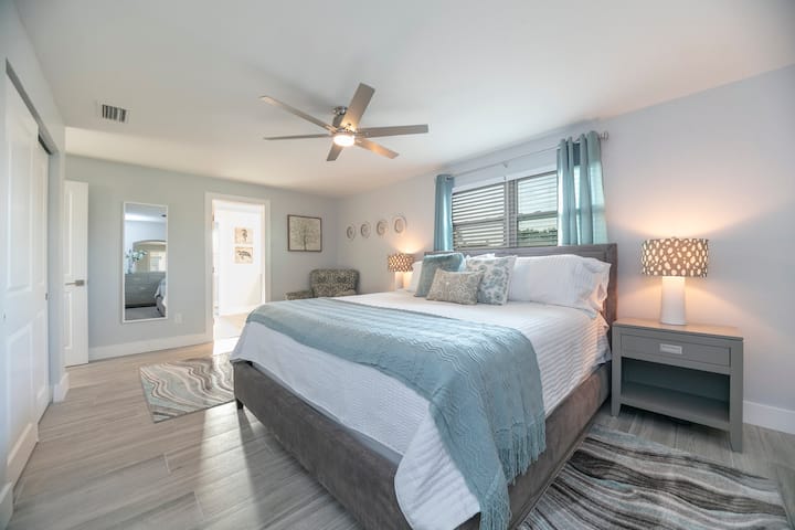 Главна спална соба со брачен кревет (широк 180-220 см)