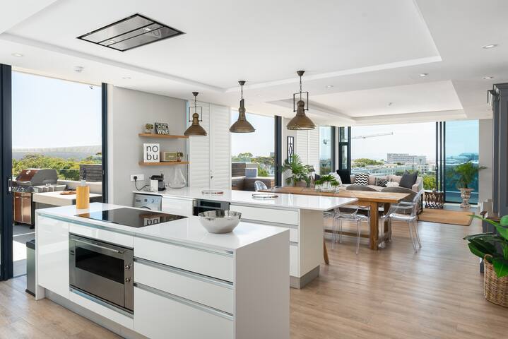 Luxury Green Point Penthouse | Private Pool & BBQ gallery image 4