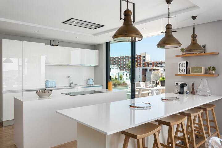 Luxury Green Point Penthouse | Private Pool & BBQ gallery image 5