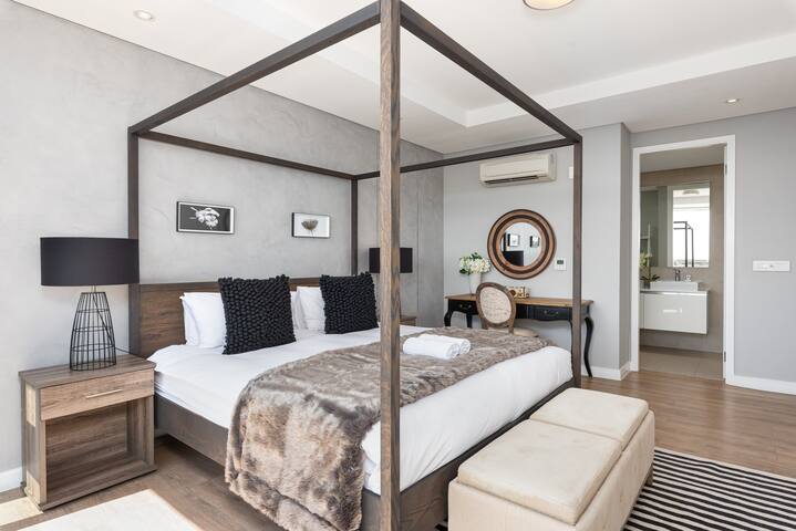 Luxury Green Point Penthouse | Private Pool & BBQ gallery image 2