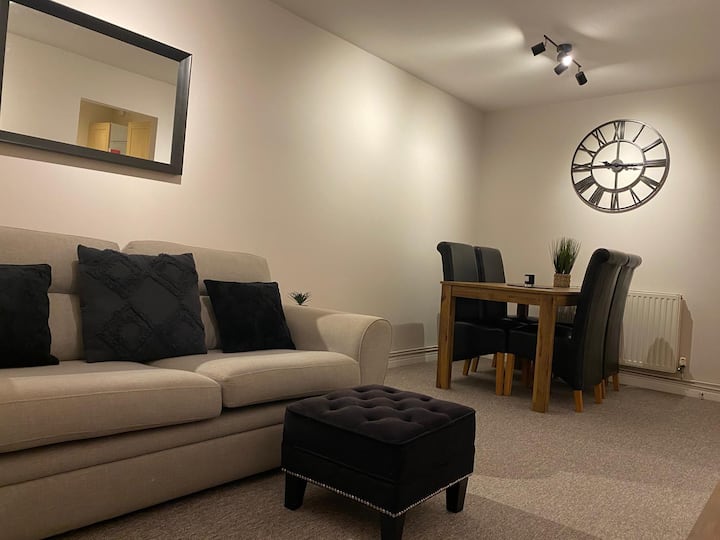 Newly redecorated flat, walking distance to Thame Condominiums for