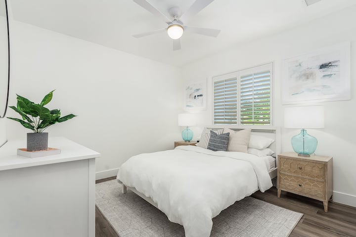 Jitayarishe kwa ajili ya usiku mzuri wa kulala katika kitanda hiki cha malkia kilicho na godoro la Tempurpedic, matandiko ya pamba ya kikaboni na vifunika mimea kwa ajili ya hisia hiyo ya Florida.