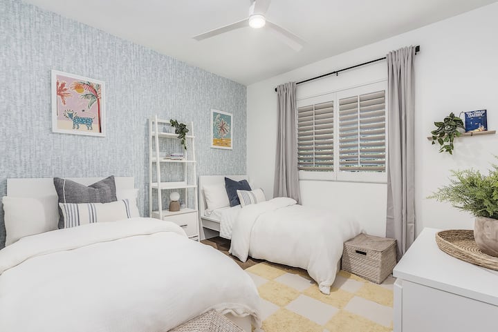 Unasafiri na watoto wadogo? Watapenda chumba hiki. Matandiko yote ni pamba ya kikaboni na kuna vitu vya kuchezea vya kugundua katika vikapu. Vitanda ni vizuri tu kwa watu wazima.