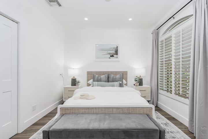 Chumba kingine cha kulala cha zen- kilicho mbele ya nyumba. Kitanda cha malkia, kilicho na godoro la Tempurpedic na matandiko ya pamba ya kikaboni, madirisha ya mimea na mapazia ya kuzuia mwanga…tunahisi kulala usiku kucha!