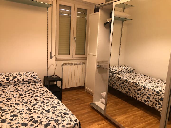 ერთსაწოლიანი ოთახი, კარადა, რომელიც აღჭურვილია სარკისებური სასრიალო კარებით, ფეხსაცმლის საკიდი