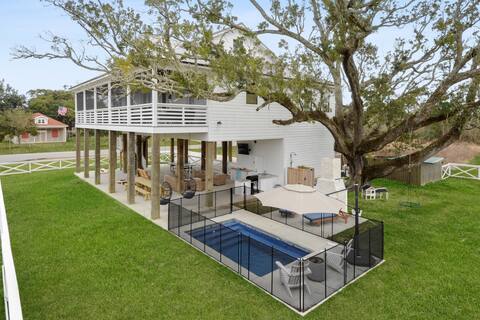 Coastal Oasis - Heated Pool, Walk to Beach!