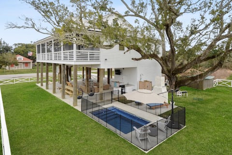 Coastal Oasis - Heated Pool, Walk to Beach!