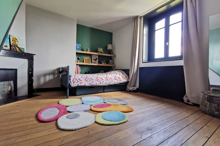 Детска стая. Единично легло + възможно легло тип ролауей