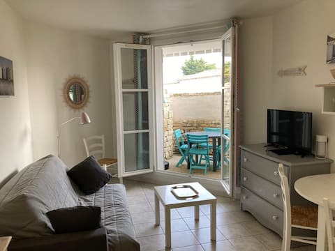 Propriété Airbnb réussie: Studio a short walk to the beach - terrace, pool à La Couarde Sur Mer